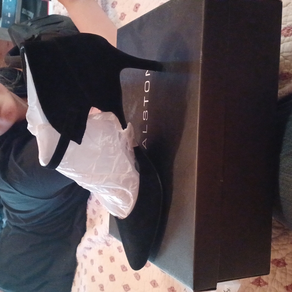 Heels - Picture 3 of 5